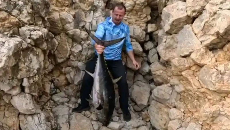 Saros’ta Balık Avı Macerası: 30 Kiloluk Dev Tüm Dikkatleri Üzerine Topladı!