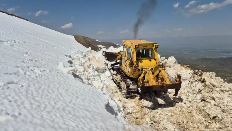 Nisan Ayında 2 Metreyi Bulan Kar, Yol Açma Çalışmalarını Zorladı!