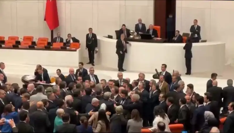 Meclis'te Gergin Anlar: Emekli İkramiyesi Tartışması Alevlendi
