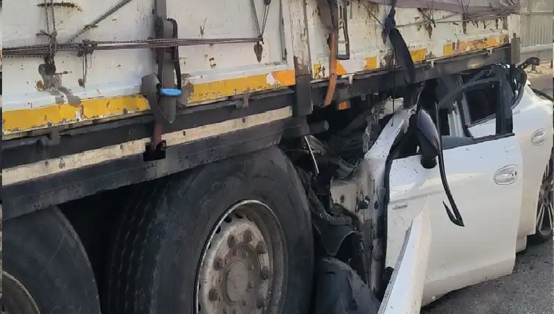 TIR Kaza Yaptı: Arkadan Ok Gibi Saplanmış Durumda Bulundu