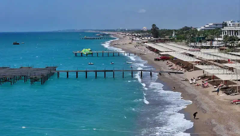 Antalya Sahilleri'nde Güneşli Hava ile Yaz Tatili Heyecanı Başladı