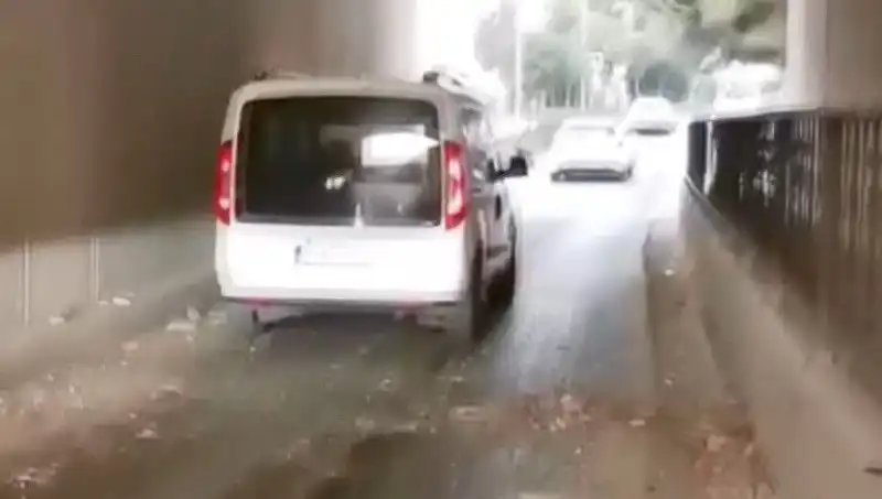 Trafikte Korku Dolu Anlar: Araçların Üzerine Düşen Beton Parçaları Tehlike Yarattı