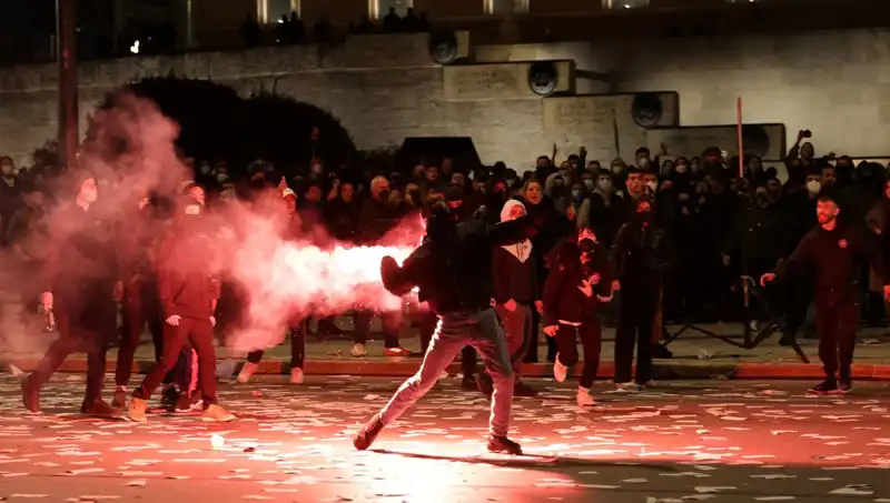 Yunanistan'da Siyasi Kriz: Hükümete Gensoru ile Atina Sokakları İsyanla Çalkalanıyor!