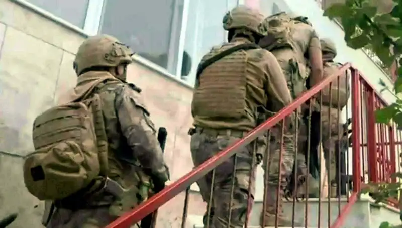 İzmir'de FETÖ'ye Yönelik Operasyonda 9 Kişi Gözaltına Alındı