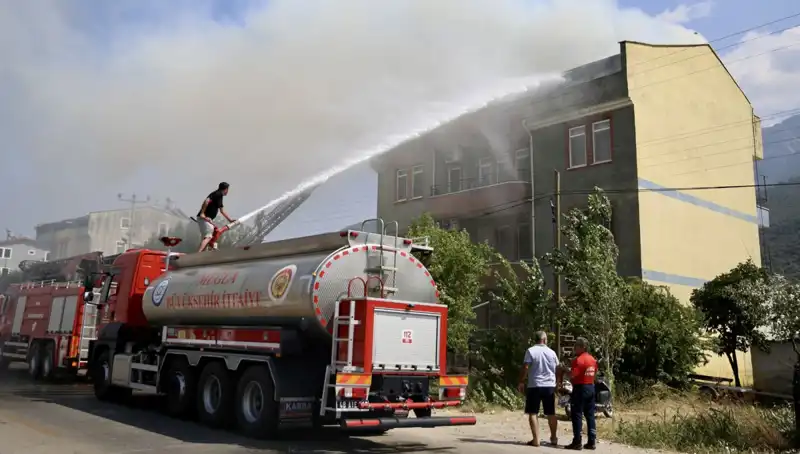 Çatı Katında Yangın: Korku Dolu Dakikalar ve İtfaiyenin Cesur Mücadelesi