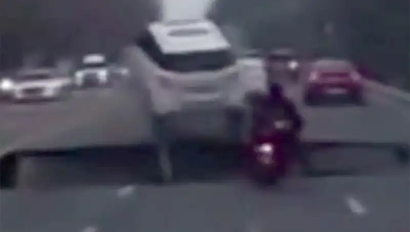 Güney Kore Otoyolunda Dev Çukur Motosikleti Yuttu, Trafik Felç Oldu!