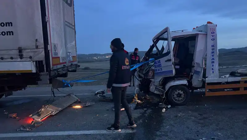 Yardım İçin Duran Sürücü Feci Kaza Sonucu Yaralandı