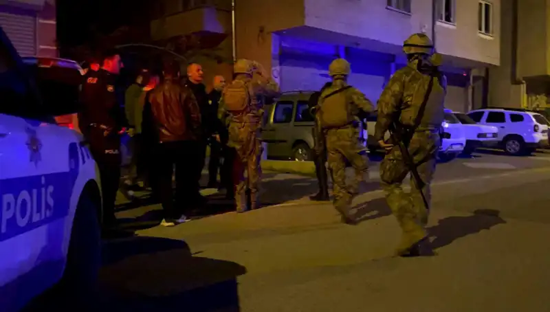 Balkondan Tüfekle Ateş Açan Şahıs, Polisi Görünce Evinin Kapısını Kilitledi