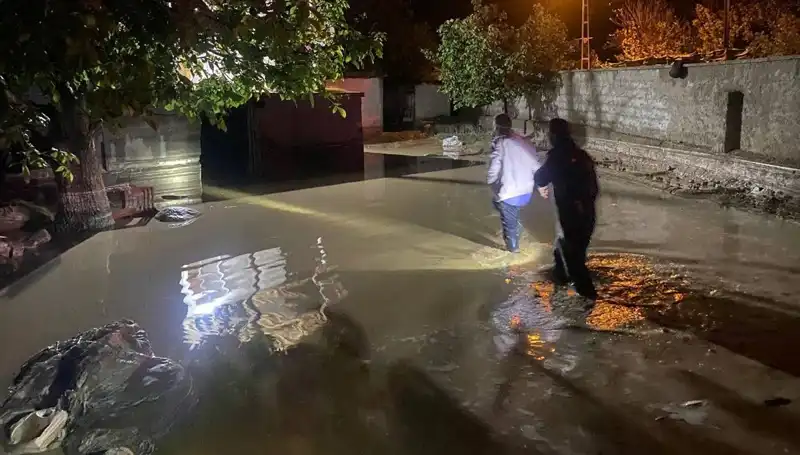 20 Dakika Süren Yağış, Bir Ev Çökerken Üç Ev Boşaltıldı!