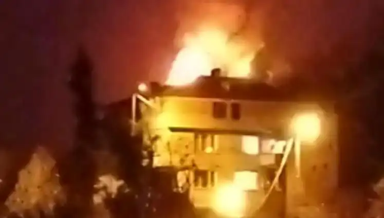 Saman Dolusu Çatı Alev Alev Yandı: Mahalleli Panik Halinde Sokağa Döküldü