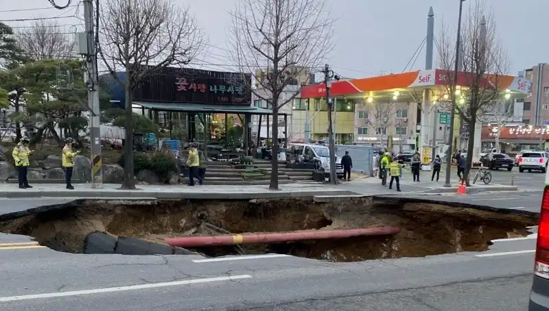 Güney Kore’de Dev Çukur Motosikletli İki Kişiyi Yuttu: Kayıp ve Yaralı Var